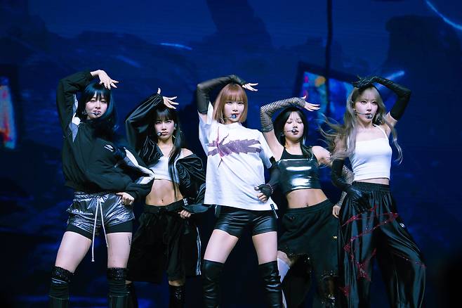 Girl group Le Sserafim performs its new song "Crazy" during a showcase held on Aug. 29 at the Yes24 Live Hall music venue in eastern Seoul. [DANIELA GONZALEZ PEREZ]