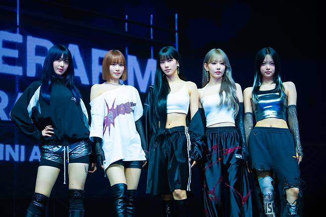 Girl group Le Sserafim poses for photos during a showcase held on Aug. 29 at the Yes24 Live Hall music venue in eastern Seoul. [DANIELA GONZALEZ PEREZ]