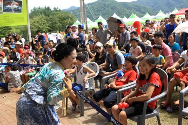 극단 예성이 지난 2012년 마당극 <심봉사의 딸>을 공연하며 관객들에게 즐거움을 주고 있다. 극단 예성 제공