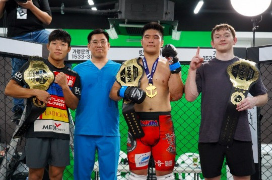 뽀빠이연합의원KMMA21’ 대회에서 정상을 차지한 KMMA 페더급 챔피언 이동아(가장 왼쪽), 라이트헤비급 챔피언 심우람(오른쪽에서 2번째), 미들급 챔피언 제임스 로즈(가장 오른쪽)가 메인스폰서 뽀빠이연합의원 김성배 대표원장(왼쪽에서 2번째)과 기념 촬영을 하고 있다. 사진=스탠다드앤드프로그레스 스포츠에이전시 제공