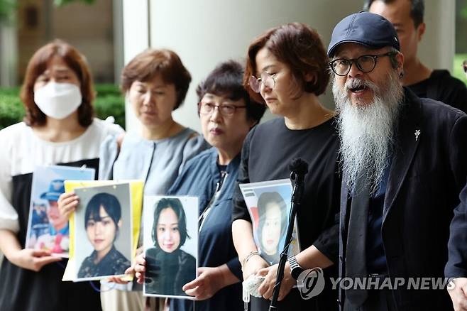 오늘(29일) 오후 서초구 서울중앙지방법원에서 고(故) 이예람 공군 중사의 아버지 이주완 씨와 어머니 박순정 씨가 기자회견을 하고 있다. / 사진=연합뉴스