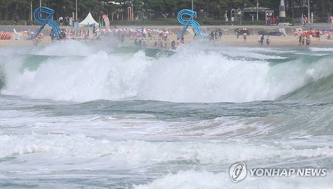 오늘(29일) 오전 부산 해운대해수욕장에 제10호 태풍 산산의 영향으로 높은 파도가 들이치고 있다. / 사진=연합뉴스