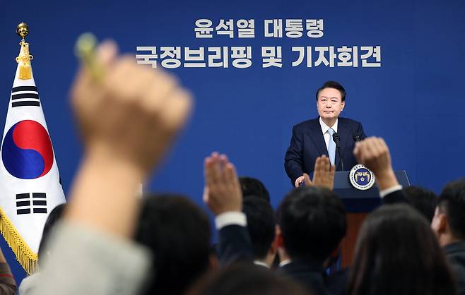 윤석열 대통령이 29일 서울 용산 대통령실 브리핑룸에서 열린 국정브리핑 및 기자회견에서 기자들의 질문을 받고 있다.  이승환 기자