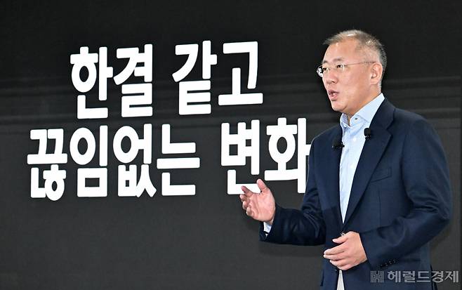 정의선 현대자동차그룹 회장이 3일 경기도 광명시 기아 오토랜드 광명 2공장에서 열린 2024년 현대자동차그룹 신년회에 참석해 신년사를 하고 있다. [임세준 기자]