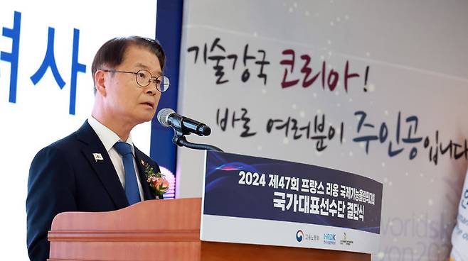 [서울=뉴시스] 이영환 기자 = 이정식 고용노동부 장관이 지난 9일 오후 인천 부평구 한국산업인력공단 글로벌숙련기술진흥원에서 열린 제47회 프랑스 리옹 국제기능올림픽대회 대한민국 국가대표선수단 결단식에서 인사말을 하고 있다. (사진=고용노동부 제공) 2024.08.09. photo@newsis.com *재판매 및 DB 금지