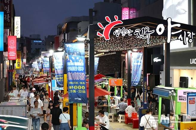 [포항=뉴시스] 송종욱 기자 = 경북 포항 영일만친구 야시장이 지난해에 이어 올해도 흥행몰이에 성공했다. 사진은 지난달 6일부터 이달 25일까지 8주간 열린 포항 영일만친구 야시장 전경. (사진=포항시 제공) 2024.08.29. photo@newsis.com