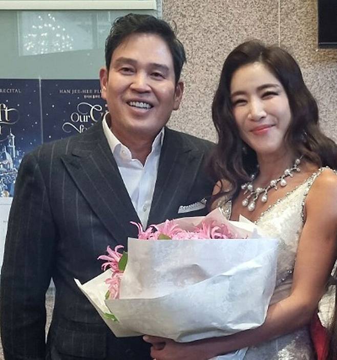 정용진(왼쪽) 신세계 부회장이 지난해 12월 23일 서울 서초구 예술의전당 IBK챔버홀에서 열린 아내인 플루티스트 한지희씨 독주회가 끝난 뒤 기념촬영을 하고 있다. 연합뉴스