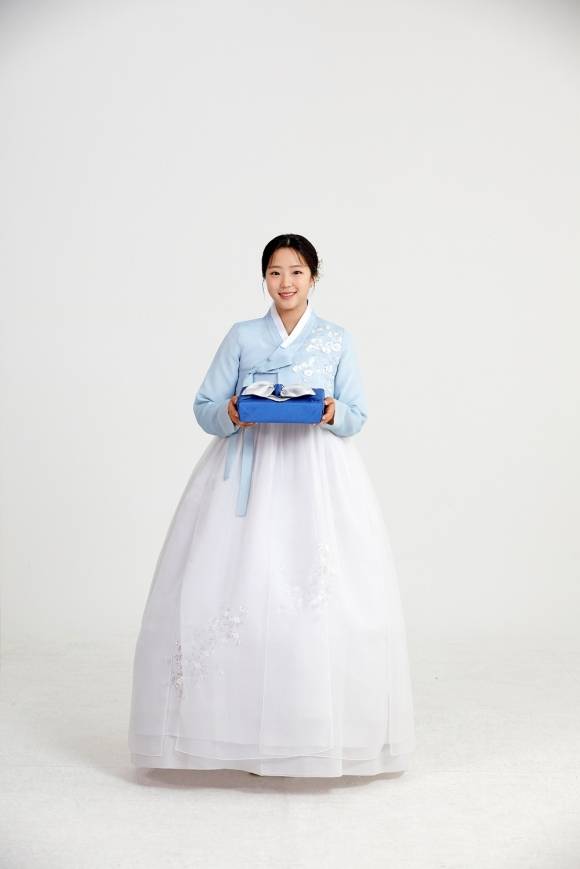 마더네스트 엠버서더 신유빈 선수가 한복차림으로 추석 인사를 하고 있다. (사진 = 마더네스트 제공)