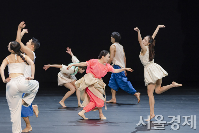 국립무용단 ‘행+-’의 한 장면. 사진 제공=국립극장