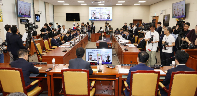 지난 9일 오전 열린 국회 과학기술정보방송통신위원회의 ‘불법적 방송문화진흥회 이사 선임 등 방송장악 관련’ 1차 청문회에 증인으로 출석한 방송통신위원회 직원들이 자리하고 있다. 연합뉴스