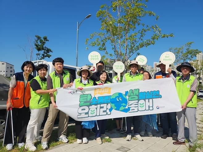 보령시 기후환경과 직원들이 명천택지개발지구 내에서 환경정화 활동을 마치고 기념촬영을 하고 있다. ⓒ보령시