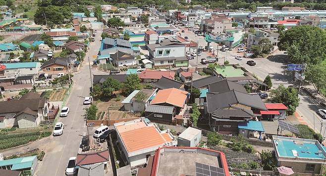 충북 괴산의 서점 문화잇다는 전통적인 마을 골목길에 자리잡았다.[사진=더스쿠프]