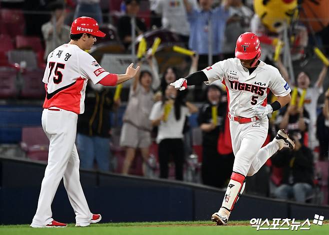 20일 오후 광주기아챔피언스필드에서 열린 '2024 신한 SOL Bank KBO리그' LG 트윈스와 KIA 타이거즈의 경기, 5회말 2사 만루 KIA 김도영이 만루 홈런을 날린 후 그라운드를 돌고 있다. 엑스포츠뉴스 DB
