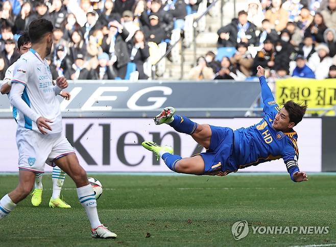 지난 3월 리그1 개막전에서 펼쳐진 포항과 울산의 '동해안 더비' 장면 [연합뉴스 자료사진]