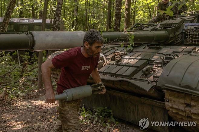 소련제 T-72 탱크에 탄약을 장착하는 우크라 병사 [AFP 연합뉴스. 재판매 및 DB 금지]