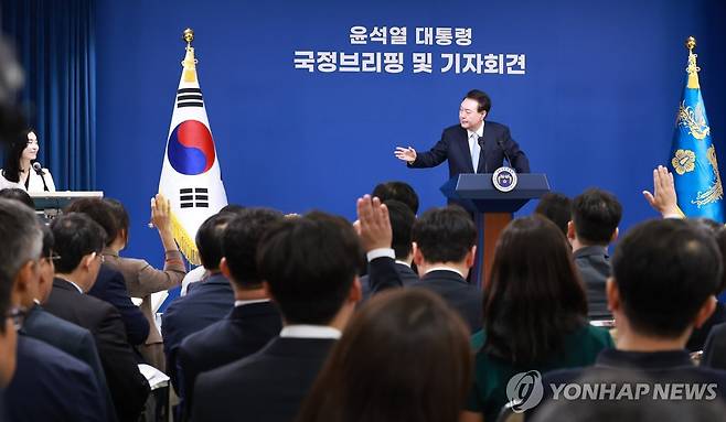 질문받는 윤석열 대통령 (서울=연합뉴스) 홍해인 기자 = 윤석열 대통령이 29일 오전 서울 용산 대통령실 청사에서 열린 '국정브리핑 및 기자회견'에서 취재진의 질문을 받고 있다. 2024.8.29 hihong@yna.co.kr