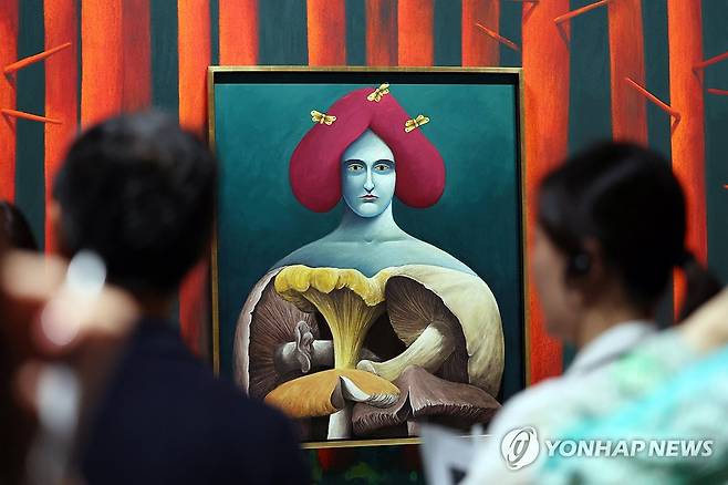 '파스텔의 마법사' 니콜라스 파티 개인전 (용인=연합뉴스) 권준우 기자 = 29일 오전 경기 용인시 호암미술관에서 열린 전시 '더스트' 사전 간담회에서 참석자들이 스위스 작가 니콜라스 파티의 작품을 감상하고 있다.
    이번 전시에서는 구작 회화와 조각 48점과 함께 신작 회화 20점, 그리고 미술관 벽에 그린 파스텔 벽화 5점을 리움미술관의 고미술 소장품과 함께 선보인다. 
    파티는 고대부터 근현대까지 미술사의 다양한 작가와 모티브, 양식, 재료 등을 참조하고 샘플링해 자신만의 독자적인 이미지를 만들어내는 작가다. 특히 18세기 유럽에서 유행한 이후 잊힌 파스텔화로 풍경과 정물, 초상 같은 전통적인 회화 장르를 재해석한다. 2024.8.29 stop@yna.co.kr