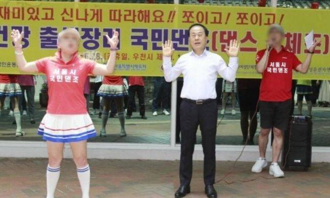 김용호 국민의힘 서울시의원이 출산 장려를 위한 운동 시범을 보이고 있다. (사진=서울시의회 홈페이지 캡처)