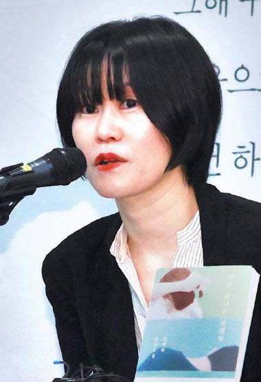 작가 김애란은 “쓰고 읽는 일은 직업이기 이전에 존재의 방식”이라며 “존재 방식을 포기하지 않으려 열심히 썼다”고 말했다.(사진=연합뉴스)