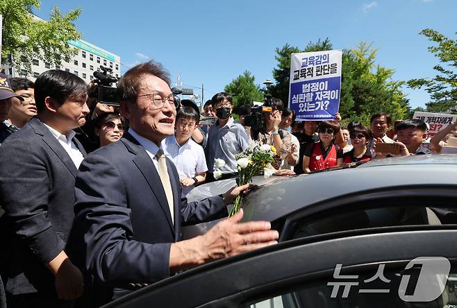 '해직교사 부당 특별채용' 유죄를 확정 받은 조희연 서울시교육감이 29일 서울 종로구 서울시교육청을 나서며 배웅 나온 직원, 시민단체 관계자 등과 인사를 나누고 있다. (공동취재) 2024.8.29/뉴스1 ⓒ News1 김명섭 기자