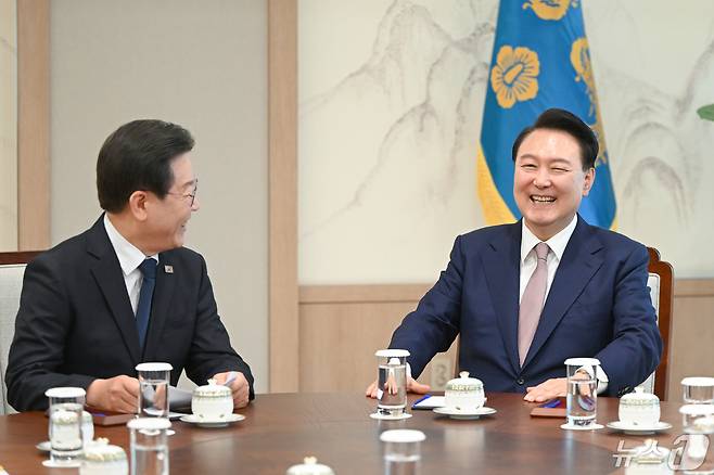 윤석열 대통령과 이재명 더불어민주당 대표가 4월 29일 29일 용산 대통령실 청사에서 열린 첫 영수회담에서 환한 표정으로 대화를 나누고 있다. (대통령실 제공) 2024.4.29/뉴스1 ⓒ News1 오대일 기자