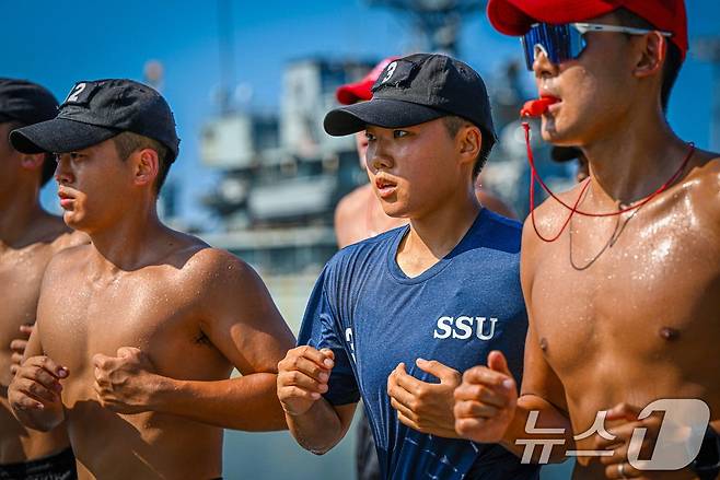 해군은 30일 대한민국 해군 최초의 여군 심해잠수사(SSU)가 탄생했다고 밝혔다. 해난구조 기본과정을 수료하고 여군 최초로 심해잠수사(SSU)가 된 문희우 대위(진)이 훈련기간 중 20km 뜀걸음을 하고 있다. (해군 제공) 2024.8.30/뉴스1