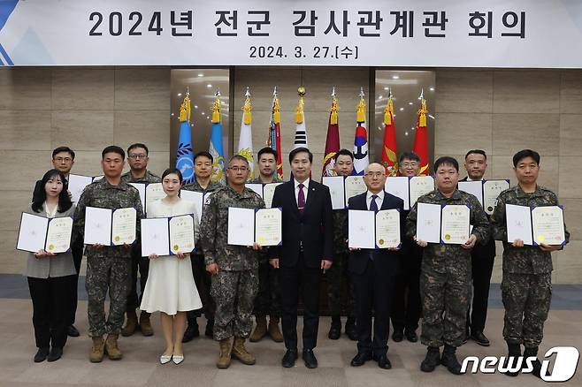 김선호 국방부 차관이 27일 서울 용산구 국방부에서 열린 '2024년 전군 감사관계관 회의에서 작년 감사 및 반부패청렴업무 유공자(기관) 표창 수여 후 수상자들과 기념촬영을 하고 있다. (국방부 제공) 2024.3.27/뉴스1