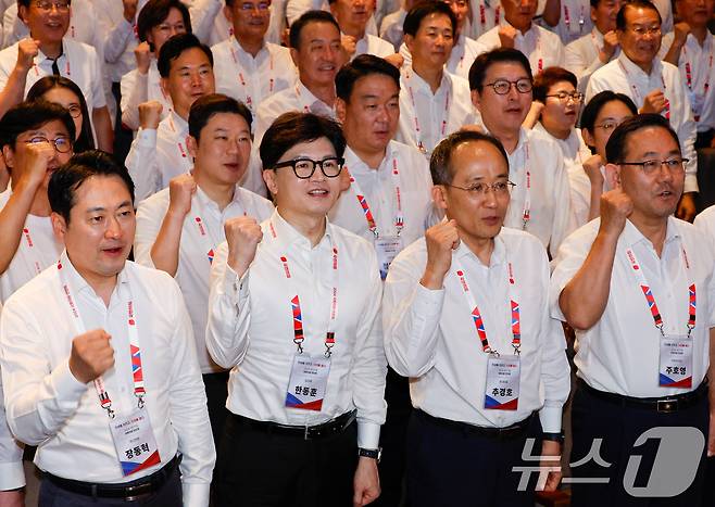 한동훈 국민의힘 대표와 추경호 원내대표를 비롯한 의원들이 29일 오후 인천 중구 인천국제공항공사 인재개발원에서 열린 2024 국민의힘 국회의원 연찬회에서 단체 기념 촬영을 하고 있다. 앞줄 왼쪽부터 장동혁 최고위원, 한 대표, 추 원내대표, 주호영 국회 부의장. 2024.8.29/뉴스1 ⓒ News1 안은나 기자