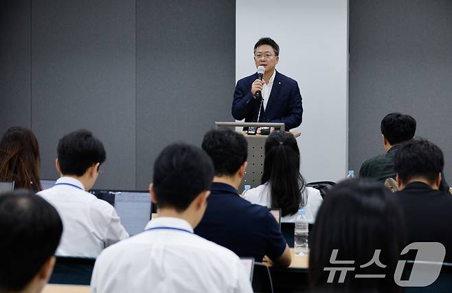 박정하 국민의힘 당대표 비서실장이 29일 오후 인천 중구 인천국제공항공사 인재개발원에서 2024 국민의힘 국회의원 연찬회가 진행중인 가운데 이재명 대표와 한동훈 대표의 회담 일정에 대해 브리핑하고 있다. 양당 대표는 내달 1일 오후 2시 국회에서 회동할 예정이다. 2024.8.29/뉴스1 ⓒ News1 안은나 기자