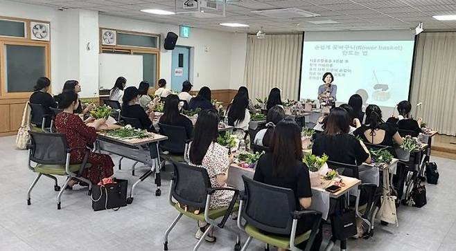 평택시마 마련한 임신·출산 교육에서 임산부들이 꽃꽂이 실습을 하고 있다. [사진제공=평택시]