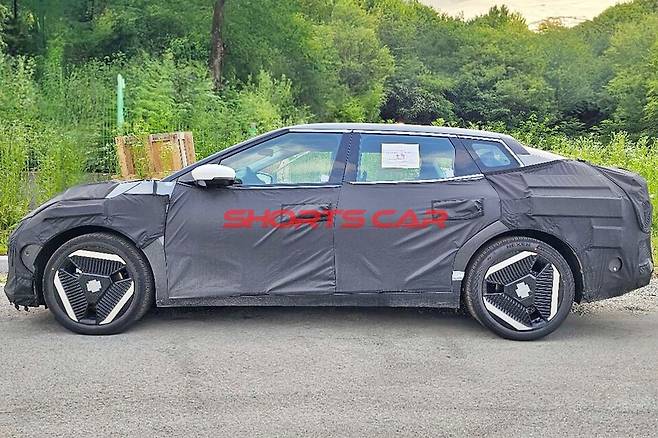 사진 : 기아 EV4 테스트카 (출처=Shorts Car)