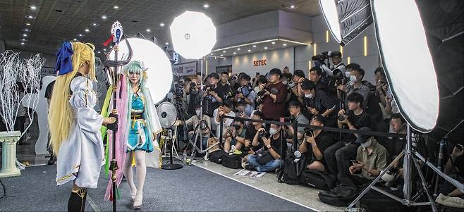 25일 오후 서울 대치동 세텍(SETEC)에서 열린 '일러스타 페스 5' 행사에서 관람객과 취재진이 게임 '페이트/그랜드 오더'에 등장하는 캐릭터의 복장을 입은 코스프레 팀을 촬영하고 있다./김지호 기자