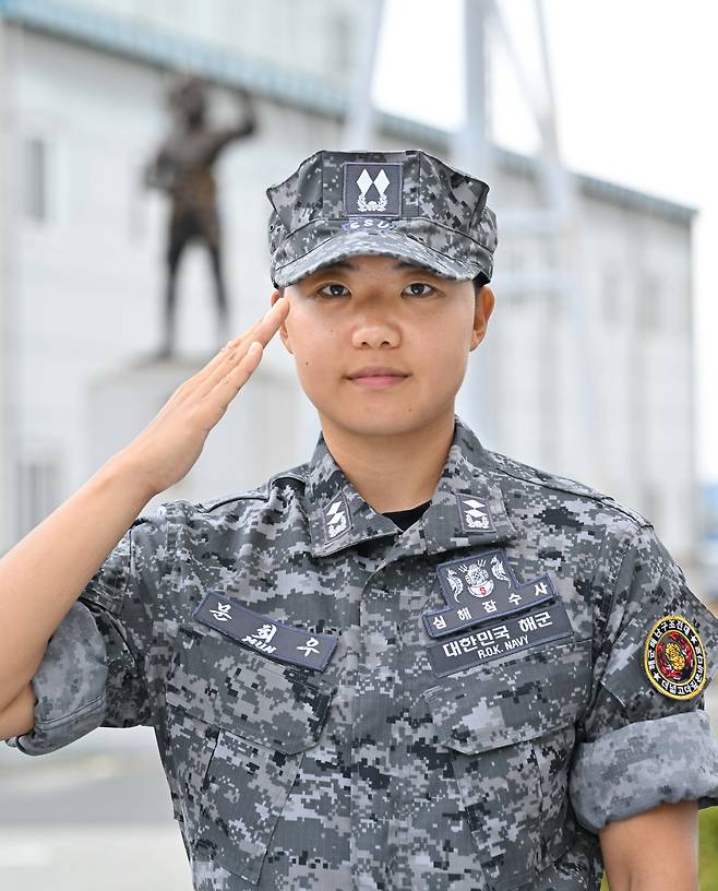 해군은 30일 대한민국 해군 최초의 여군 심해잠수사(SSU)가 탄생했다고 밝혔다. 해난구조 기본과정을 수료하고 여군 최초로 심해잠수사가 된 문희우 대위(진)가 포즈를 취하고 있다./해군 제공