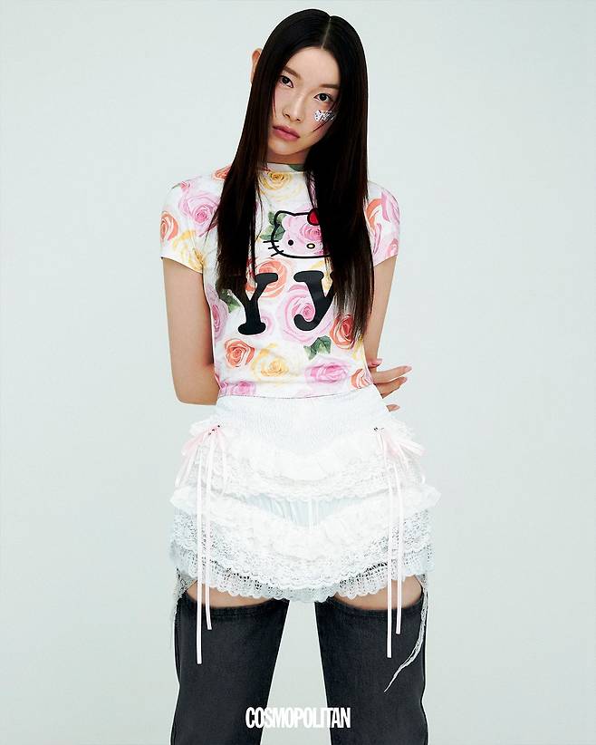 톱 Open Yy. 미니스커트 Hbreaker. 팬츠 Ych.