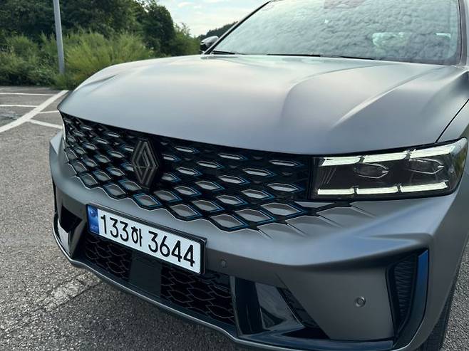 르노 그랑 콜레오스 전면 그릴. 사이사이에 파란색 디자인 요소가 적용돼있다.ⓒ데일리안 편은지 기자