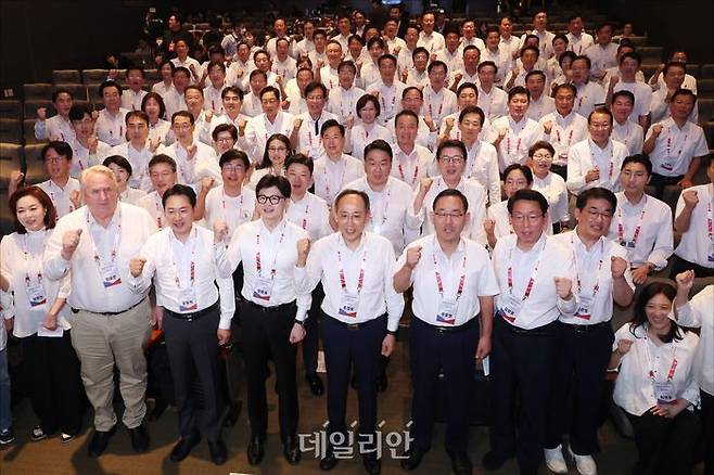 국민의힘 한동훈 대표와 추경호 원내대표 등 의원들이 29일 인천 중구 인천국제공항공사 인재개발원에서 열린 2024 국민의힘 국회의원 연찬회에서 기념촬영을 하고 있다. ⓒ데일리안 홍금표 기자