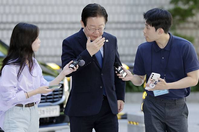 이재명 더불어민주당 대표가 30일 서울 서초구 서울중앙지방법원에서 열린 대장동 사건 공판에 출석하고 있다. 2024.08.30. 뉴시스