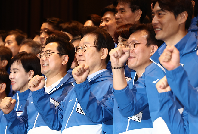 더불어민주당 이재명 대표와 박찬대 원내대표를 비롯한 의원들이 29일 오후 인천 중구 한 호텔에서 열린 2024년 정기국회 국회의원 워크숍에서 기념촬영을 하고 있다. 2024.8.29 뉴스1