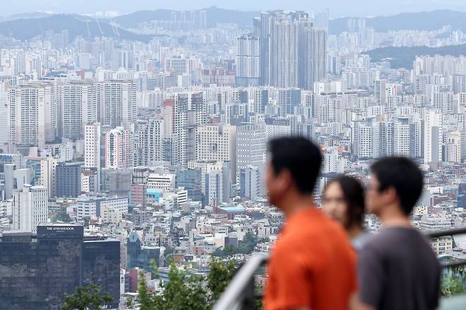 이달 8월21일 서울 중구 남산에서 바라본 시내 아파트 밀집 지역. 뉴스1