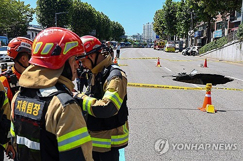 29일 서울 서대문구 연희동 성산로에서 발생한 땅 꺼짐(싱크홀) 현상 현장에서 경찰 및 소방 관계자들이 현장을 통제하고 있다. 사진은 전날 발생한 사고 현장으로 직접 관련 없음.   [연합뉴스 자료사진]