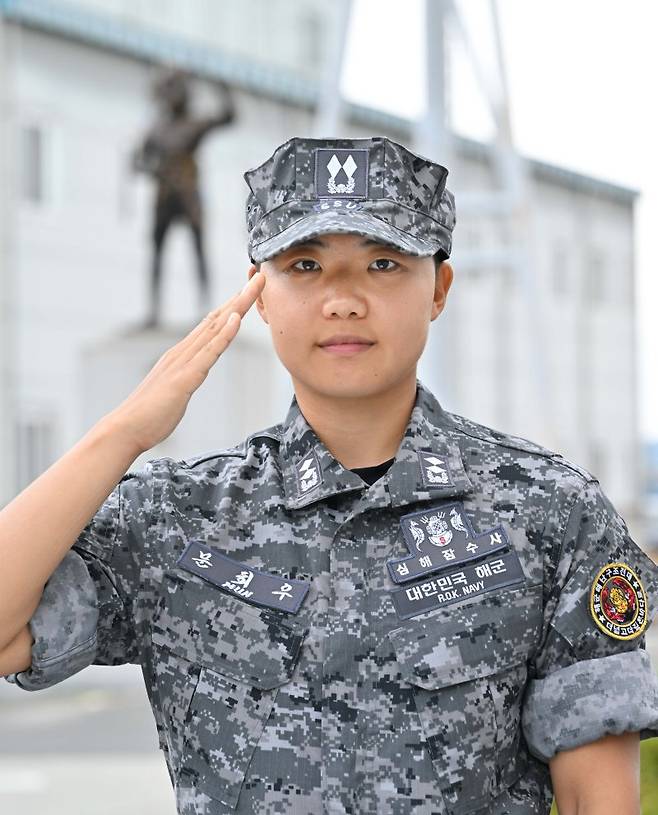 해군은 30일 대한민국 해군 최초의 여군 심해잠수사(SSU)가 탄생했다고 밝혔다. 해난구조 기본과정을 수료하고 여군 최초로 심해잠수사가 된 문희우 대위(진)가 포즈를 취하고 있다. 사진=해군 제공