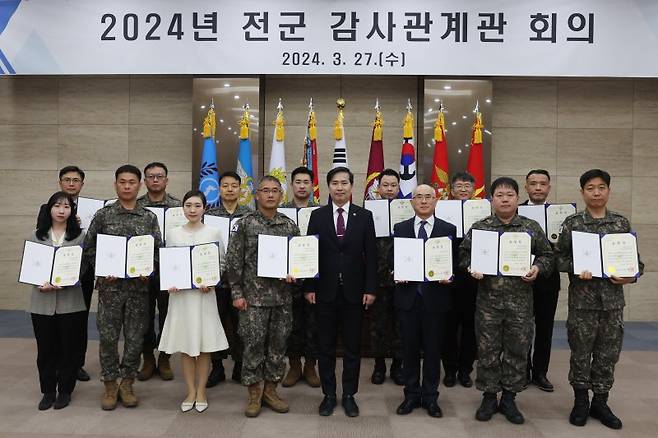 김선호 국방부 차관이 27일 서울 용산구 국방부에서 열린 '2024년 전군 감사관계관 회의에서 작년 감사 및 반부패청렴업무 유공자(기관) 표창 수여 후 수상자들과 기념촬영을 하고 있다. 사진=국방부 제공