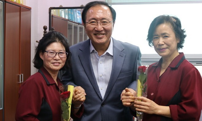 국회 여성 청소노동자에게 여성의 날을 맞아 장미를 건넨 노회찬 의원. 사진 노회찬 재단