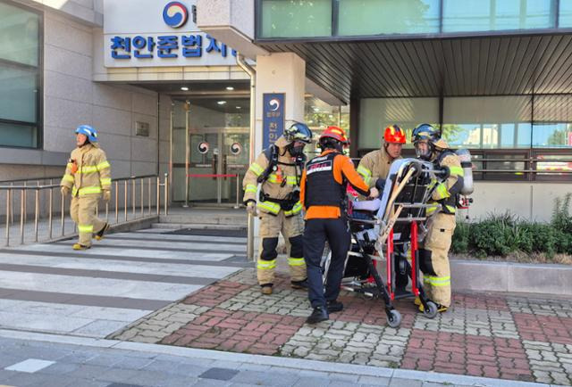 119구급대원들이 부상자를 이송하고 있다. 독자 제공