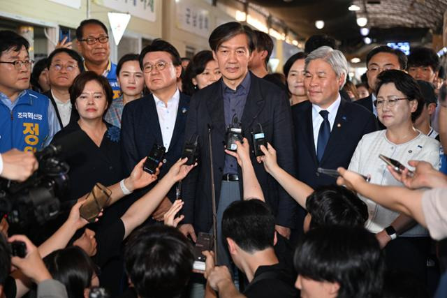 의원 워크숍 참석을 위해 영광을 찾은 조국 조국혁신당 대표가 29일 영광터미널시장을 방문해 지역 주민과 상인을 만난 뒤 취재진 앞에서 발언하고 있다. 뉴시스