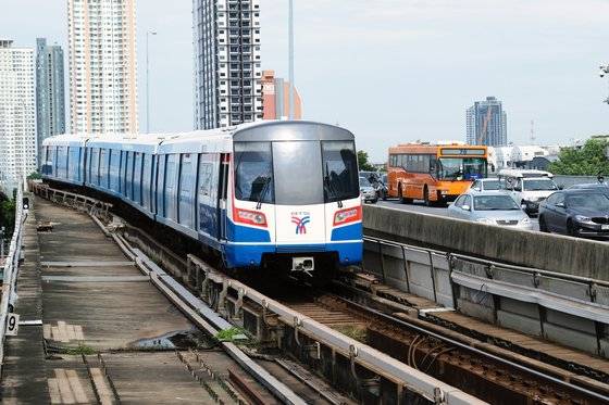 방콕 도심을 가로지르는 BTS. [사진 김은덕·백종민]