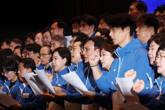 더불어민주당 국회의원들이 30일 인천 네스트호텔에서 열린 정기국회 대비 국회의원 워크숍에서 결의문을 읽고 있다. 연합뉴스