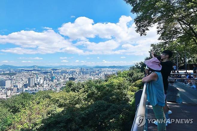 맑은 날씨를 보이는 오늘(30일) 서울 남산에서 시민 및 관광객들이 휴식을 취하고 있다. / 사진=연합뉴스