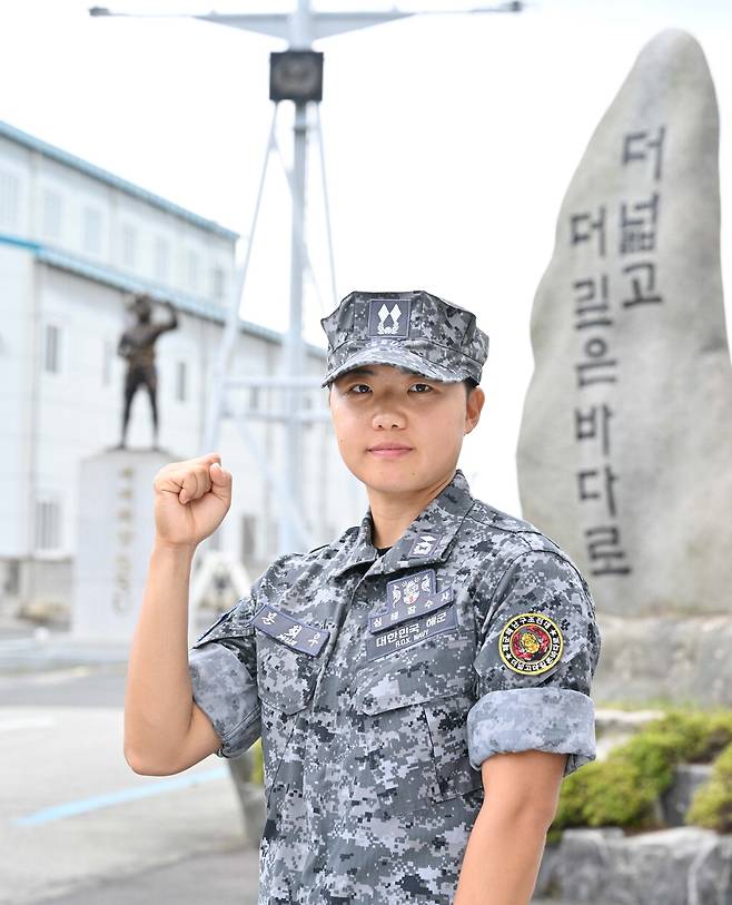 해난구조 기본과정을 수료하고 여군 최초로 심해잠수사(SSU)가 된 문희우 중위.  해군