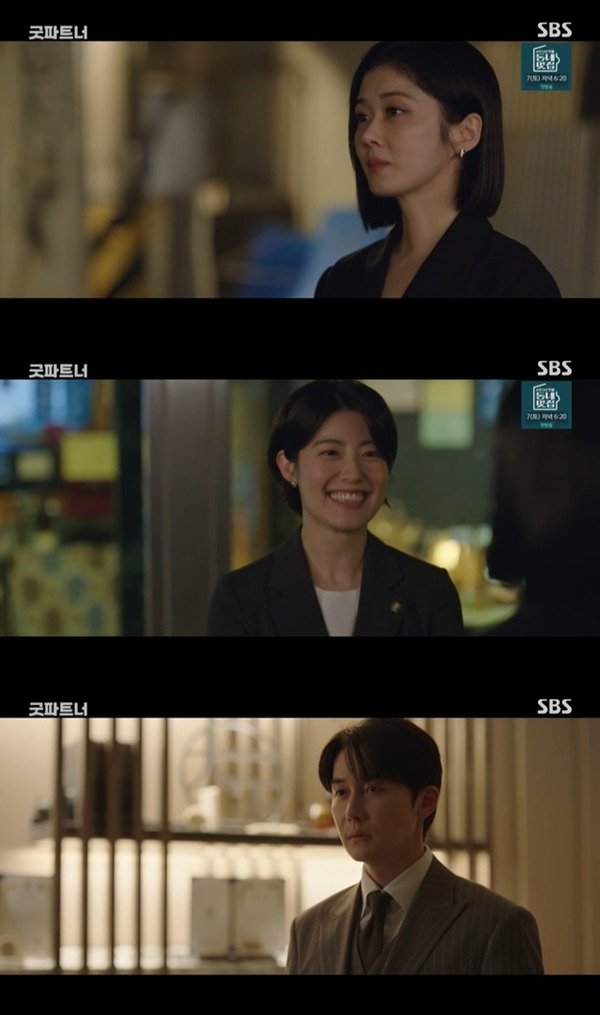 30일 방송된 SBS 금토드라마 ‘굿파트너’에서 이혼 조정을 성공한 차은경(장나라 분)과 김지상(지승현 분)의 모습이 그려졌다. / 사진  = ‘굿파트너’ 캡처